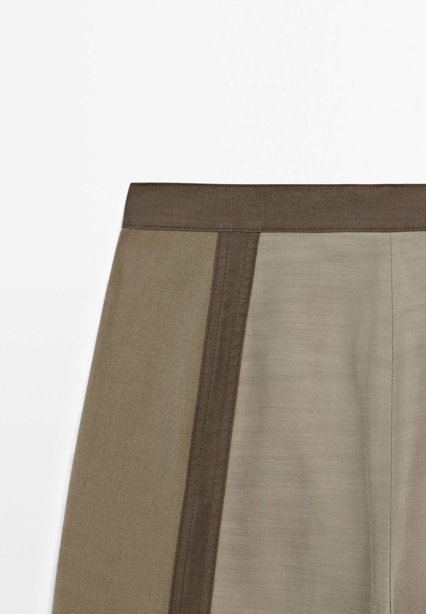 FASTENING DETAIL - Trousers4