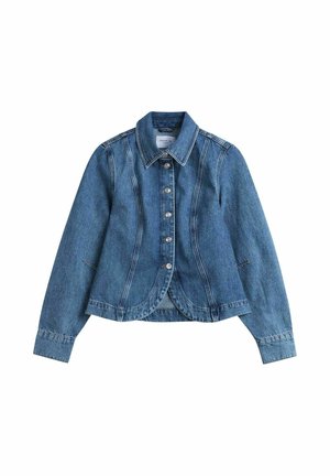 Veste en denim bleu à manches longues avec fermeture à boutons sur le devant, coutures ajustées et col classique, posée à plat sur un fond blanc.