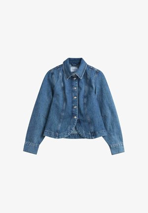 Veste en denim bleu à manches longues avec fermeture à boutons sur le devant, coutures ajustées et col classique, posée à plat sur un fond blanc.