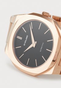 Roségoldene Uhr mit einem achteckigen Gehäuse, schwarzem Zifferblatt, schlanken Stundenmarkierungen und minimalistischer Gestaltung, beschriftet mit "D1 MILANO ULTRA THIN."
