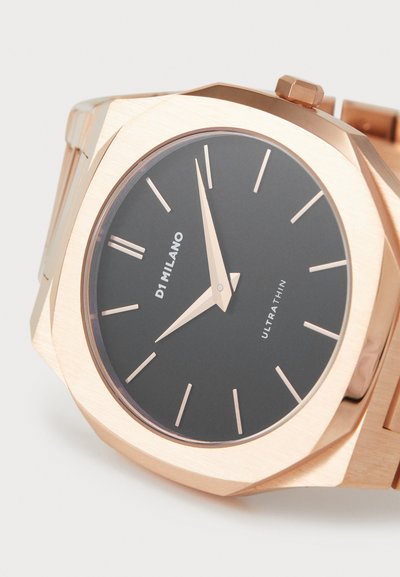 Rose guld ur med et oktagonalt urkasse, sort urskive, slanke timeindikatorer og et minimalistisk design mærket "D1 MILANO ULTRA THIN."