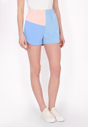 Lichte sportieve shorts met een elastische tailleband; heeft een kleurblokontwerp in roze en lichtblauw, korte lengte en een gladde textuur.