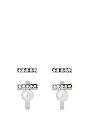 Boucles d'oreilles clou en métal argenté avec une barre horizontale ornée de petites perles et une grosse perle ronde suspendue sous chaque barre.