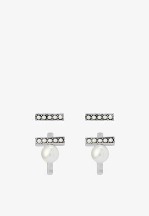Boucles d'oreilles clou en métal argenté avec une barre horizontale ornée de petites perles et une grosse perle ronde suspendue sous chaque barre.