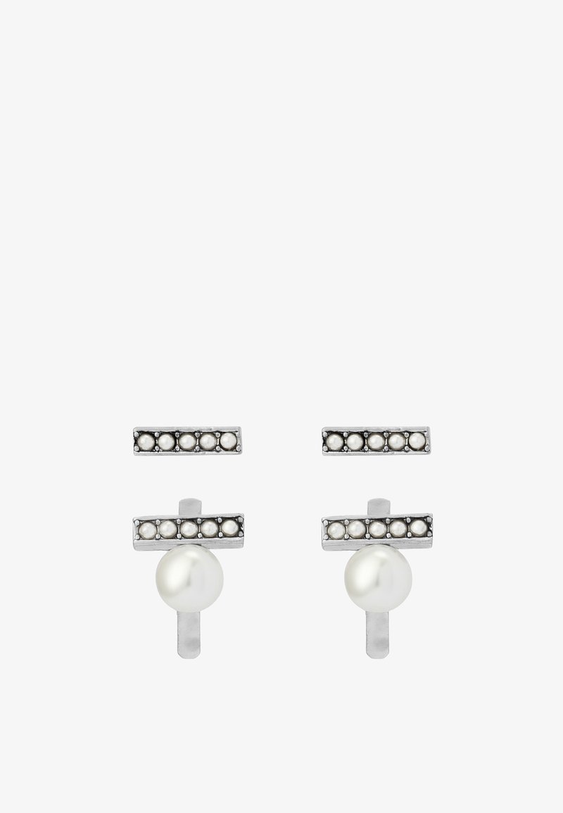 Boucles d'oreilles clou en métal argenté avec une barre horizontale ornée de petites perles et une grosse perle ronde suspendue sous chaque barre.