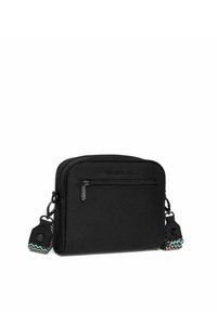 Černá látková crossbody taška s hlavním oddílem na zip, plochou přední kapsou a vícebarevnými tkanými akcenty na popruhu. Odolný a kompaktní design.