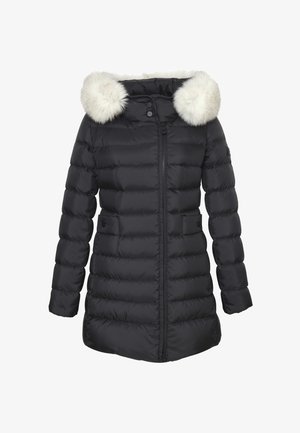 Giacca a vento nera con cappuccio e bordo in pelliccia sintetica bianca, design a righe orizzontali e chiusura frontale a zip con bottoni automatici.