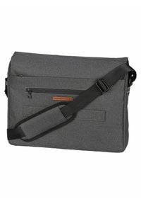 Bolsa mensajera gris de tela con un bolsillo frontal con cremallera, correa ajustable y detalles de costura. Forma rectangular y estructurada.