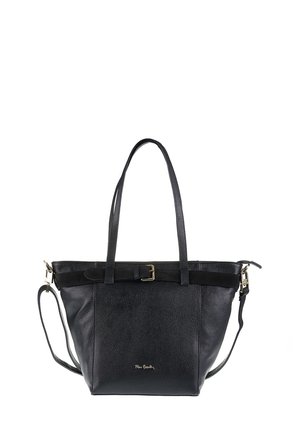 Borsa a tracolla nera in pelle con superficie testurizzata, spallacci regolabili, dettaglio con fibbia, accenti dorati e un logo sul davanti.