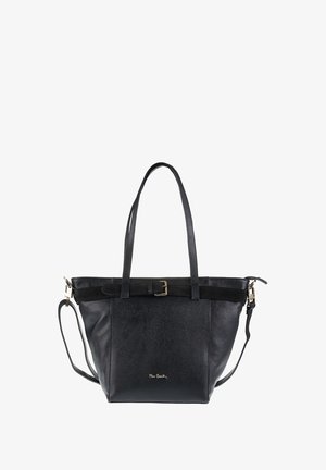 Zwarte leren tote bag met een gestructureerd oppervlak, verstelbare banden, een gespsluiting, gouden accenten en een logo aan de voorkant.