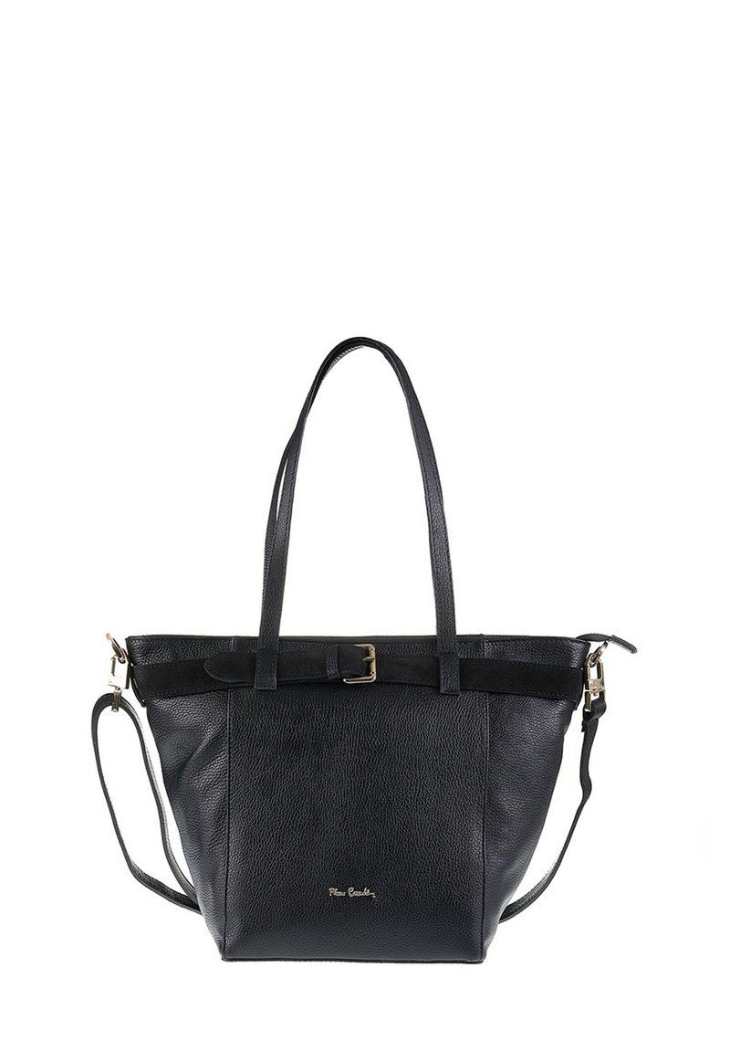 Zwarte leren tote bag met een gestructureerd oppervlak, verstelbare banden, een gespsluiting, gouden accenten en een logo aan de voorkant.