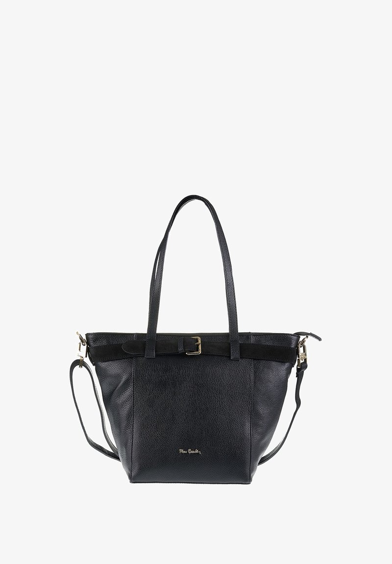 Zwarte leren tote bag met een gestructureerd oppervlak, verstelbare banden, een gespsluiting, gouden accenten en een logo aan de voorkant.