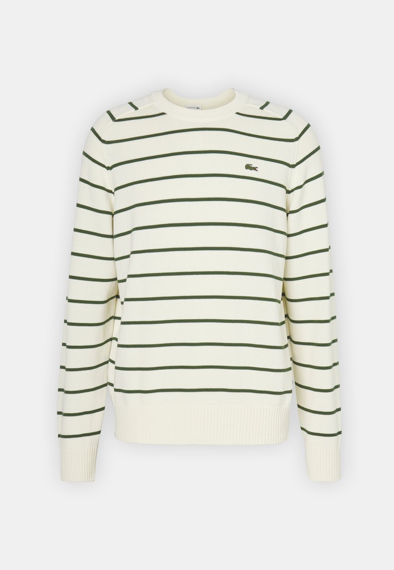 Suéter blanco con rayas horizontales verdes, puños y dobladillo acanalados, y un pequeño logo en el lado izquierdo del pecho. Diseño clásico de cuello redondo.