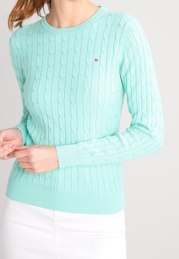 Maglione verde menta lavorato a trecce in tessuto morbido, con scollo rotondo e polsini a coste. Piccolo logo ricamato sul petto.