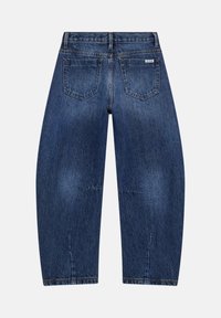 Jeans in denim blu scuro con una vestibilità rilassata, dotati di due tasche posteriori, cuciture visibili e una finitura leggermente vissuta sul tessuto.