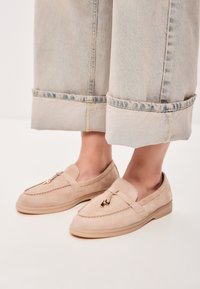 Cesare Gaspari LOAFERS - Loaferit/pistokkaat - beige