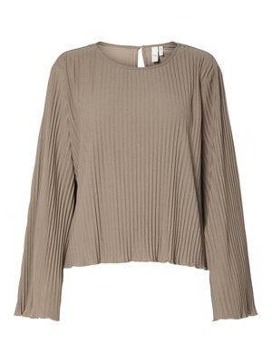 Langärmlige, hellbraune Bluse mit einem gefältelten Design, runden Ausschnitt und einem Schlüssellochverschluss hinten. Weicher, strukturierter Stoff.