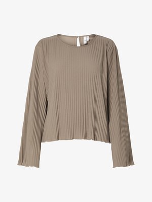 Hosszú ujjú, világosbarna blúz, pliszírozott dizájnnal, kerek nyakkivágással és hátsó kulcslyuk záródással. Puha, texturált anyag.