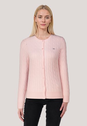 Lichtroze gebreide cardigan met kabelpatroon, ronde halslijn, knoopsluiting en geribbelde manchetten. Bevat een klein logo op de linkerborst.