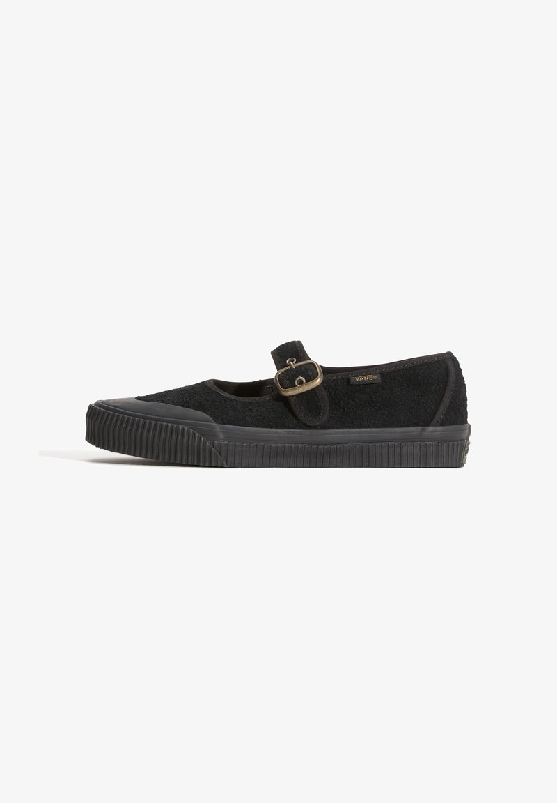 Czarny sneaker Vans Mary Jane z teksturowaną tkaniną, gumową podeszwą i regulowanym paskiem z klamrą na białym tle.