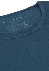 Blaues T-Shirt aus Bio-Baumwolle mit Rundhalsausschnitt, glatter Textur und Etikett mit Angaben zur Materialzusammensetzung und Pflegehinweisen.