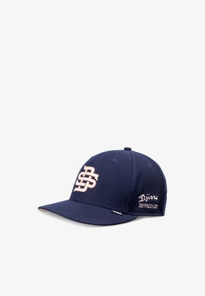 Cappellino da baseball blu navy con lettere intrecciate beige sulla parte anteriore e piccolo testo ricamato sul lato con la scritta "Djinns" e uno slogan.