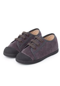 Sneaker in corduroy con tessuto viola scuro, punte rotonde in gomma nera e stringhe marroni. Superficie testurizzata con un motivo a strisce.