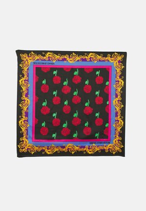 Foulard carré noir avec motif de roses rouges et feuilles vertes, bordures intérieures violettes et roses, et bordure extérieure décorative dorée ornée.