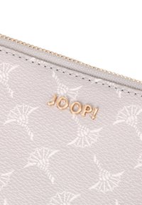 Cartera texturizada de color gris claro con un patrón sutil y el logo dorado "JOOP!" en la parte frontal. Cierre con cremallera en el borde superior.