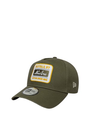 Gorra verde oliva con una corona estructurada. Presenta un parche rectangular blanco y amarillo que dice "Buffalo, NY" y "New Era". Cierre ajustable.