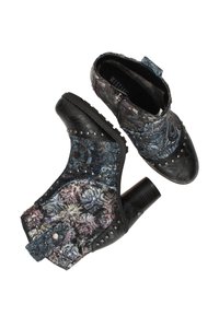 Bottines à talon court en tissu floral, avec un bout et un talon en cuir noir, des clous en métal et une fermeture éclair sur le côté.