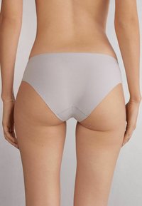 Ljust grå sömlös underkläder med en klassisk trosa-design, som har en mjuk textur och minimalistisk skärning, vilket betonar komfort och passform.