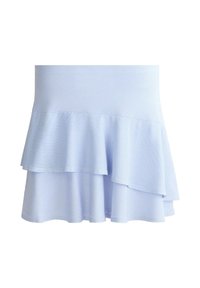 Jupe bleu clair avec des rayures diagonales blanches et un ourlet asymétrique à volants superposés.