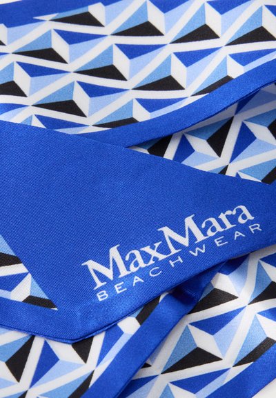 Μπλε ύφασμα με γεωμετρικό μαύρο, άσπρο και ανοιχτό μπλε μοτίβο, με λευκό λογότυπο "MaxMara BEACHWEAR" σε γωνία μονόχρωμου μπλε.