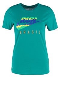 Camiseta deportiva en color azul verdoso con cuello redondo, que presenta un logo "RUN" en degradado de azul y amarillo y la palabra "BRASIL" en letras doradas. Tela suave.