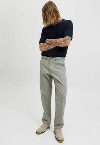 Jack & Jones JPSTKANE BARRET - Pantalones - mulled basil