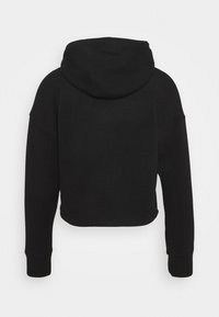 Černá zkrácená mikina vyrobená z bavlněné směsi, s kapucí na šňůrku, jemnou texturou a dlouhými rukávy s žebrovanými manžetami. Žádné viditelné logo.