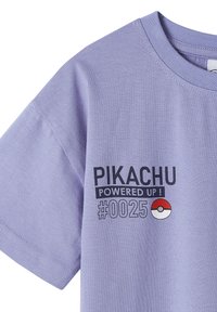 Lila Baumwoll-T-Shirt mit einem Grafikdruck "PIKACHU POWERED UP!" und einem Poké Ball. Klassischer Rundhalsausschnitt und kurze Ärmel.
