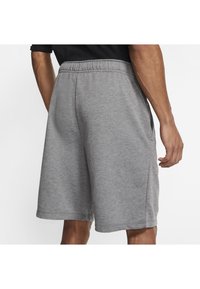 Donkergrijze sportshorts, gemaakt van een zachte katoenmix, met een elastische tailleband, losse pasvorm en zijzakken.