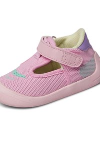 Vaaleanpunainen verkkokenkä jossa on tarrallinen remmi, vaaleanvihreä yksityiskohta ja purppuranvärinen takaosa. Sisäpuoli on vuorattu kermaisen värisellä kankaalla.