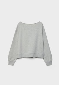 Sweat-shirt gris court avec un large col et des manches amples. Confectionné dans un tissu doux à la texture lisse, avec des poignets et un ourlet côtelés.
