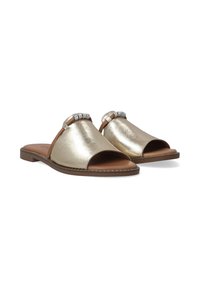 Metallic guld slip-on sandaler med åben tå, brune læderdetaljer og en dekorativ perlestrap på overdelen. Flad, rund sål.