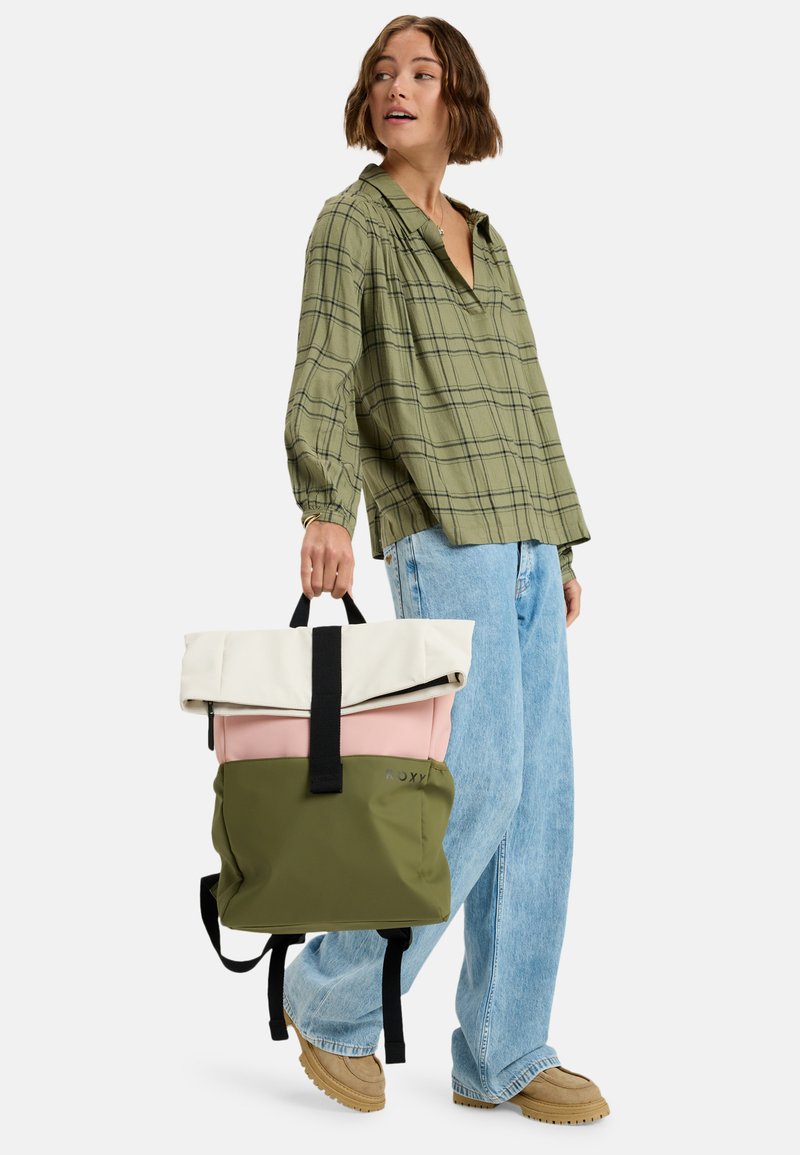 Flerfärgad ryggsäck med rulltoppsdesign, med olivgröna, ljusrosa och krämfärgade sektioner; tillverkad av hållbart material med svarta remmar.