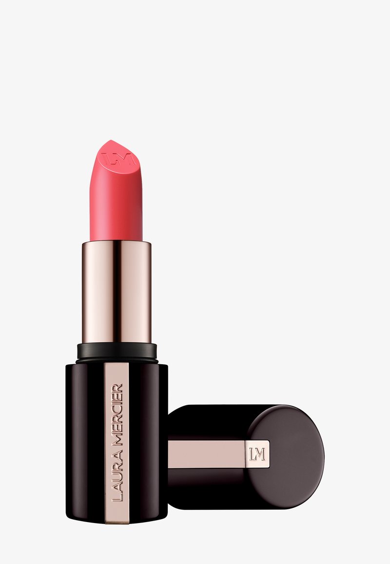 Laura Mercier leppestift i en korallrosa nyanse med rør i svart og roségull, hetten plassert ved siden av bunnen, LM gravert på leppestiftspissen og hetten.