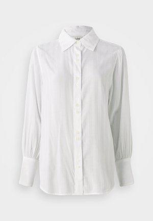Camisa blanca de botones con rayas verticales, mangas largas abullonadas y cuello clásico. Presenta una fila de cinco botones en la parte delantera.