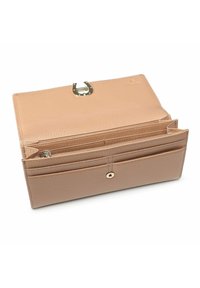 Cartera de cuero beige con acabado texturizado, que cuenta con múltiples ranuras para tarjetas, un compartimento con cremallera y un cierre de hardware en tono dorado.