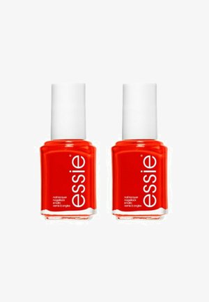 Deux flacons de vernis à ongles identiques, en verre transparent, de forme carrée, de couleur rouge vif, avec des bouchons blancs et des étiquettes de marque affichant "Essie."