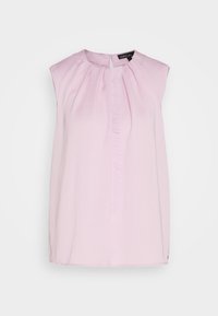 Top sin mangas de color rosa claro con cuello redondo, que presenta un detalle de pliegue en la parte delantera y una pequeña abertura en forma de llavero en la parte posterior. Textura de tela suave.