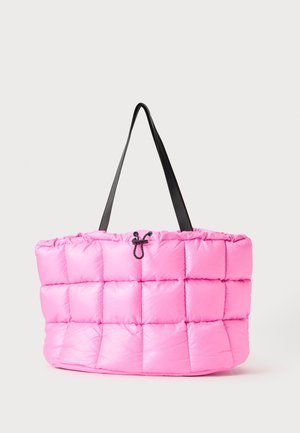 Sac cabas matelassé rose avec fermeture à cordon noir et deux bretelles noires sur fond blanc.