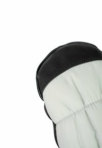 Nahaufnahme eines Boxhandschuhs, der schwarzes Leder auf der Oberseite und weißen gepolsterten Stoff mit genähten Details zeigt.